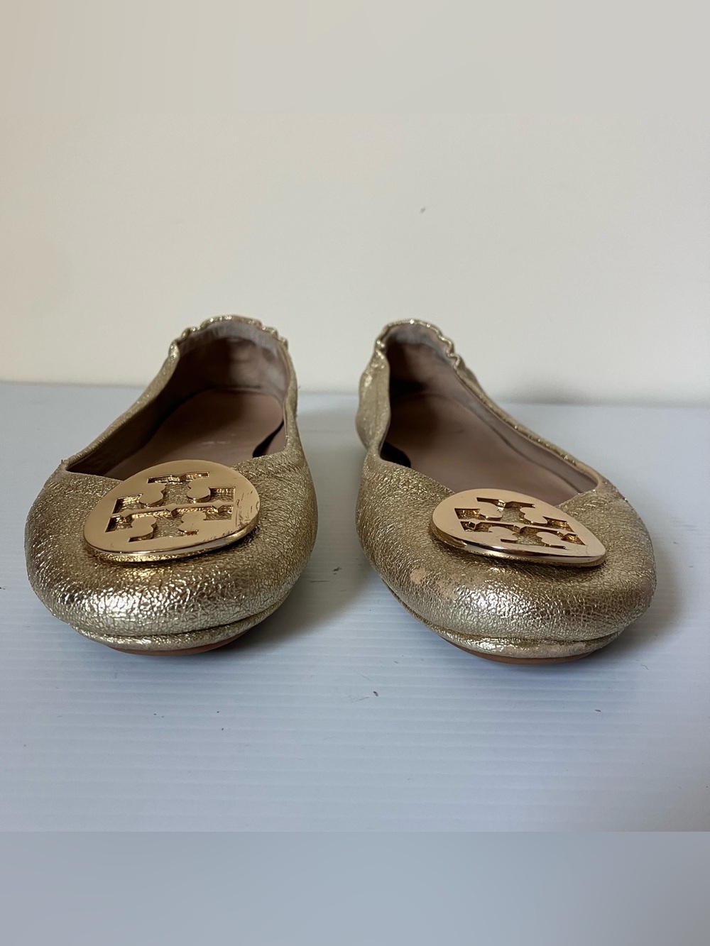 Tory Burch Reva Metallic Gold Crinkle Leather Ballet Flats size 8.5 - Picture 4 of 10